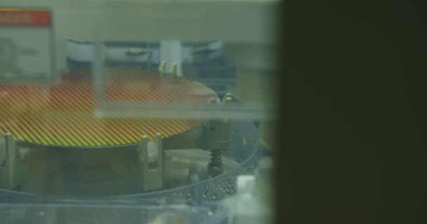 Producción de obleas de silicio en una planta de fabricación de semiconductores
 - Imágenes, Vídeo