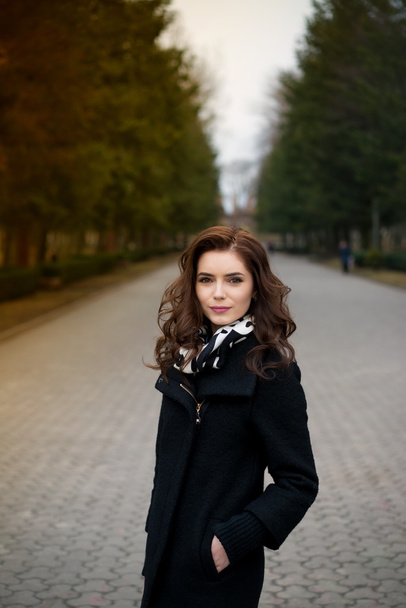 Portrait of a beautiful girl in park - Valokuva, kuva
