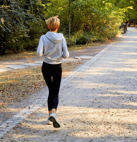 公園で走っている拒食症の女性 - 写真・画像