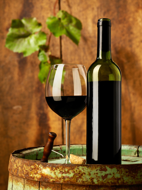 Κόκκινο κρασί στο βαρέλι - Φωτογραφία, εικόνα