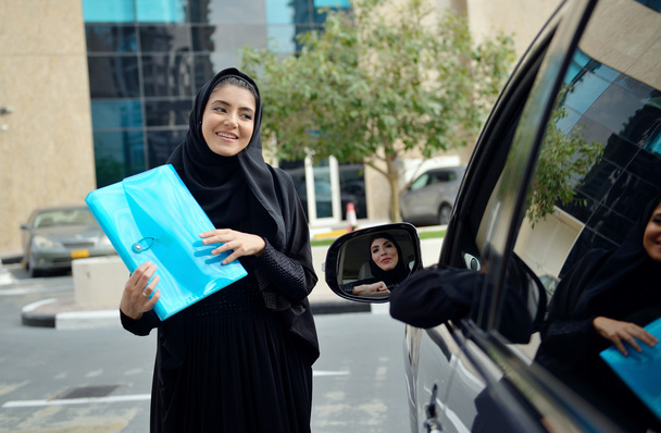 Emarati arabo affari donne ottenere in il auto
 - Foto, immagini