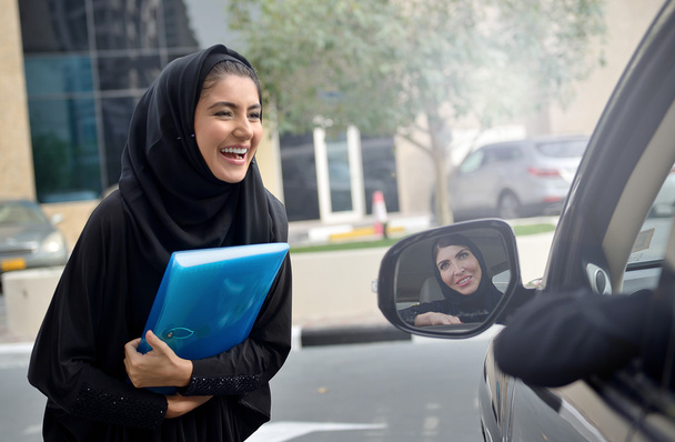 Emarati アラブ ビジネス女性の車に入る - 写真・画像