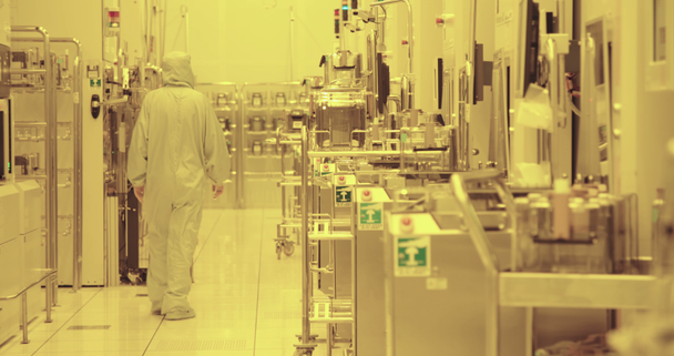 Trabajadores con trajes limpios en una instalación de fabricación de semiconductores
 - Imágenes, Vídeo