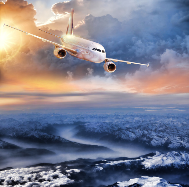 Lentokone taivaalla talvella Alpit hämmästyttävä värikäs auringonlasku
 - Valokuva, kuva