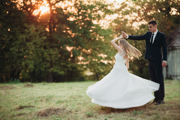 Güzel romantik Düğün çifti, damat ve gelin on sunset eski kale sarılma - Fotoğraf, Görsel