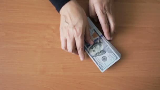 Femme trier hudred dollars billet, vue de dessus de table
. - Séquence, vidéo