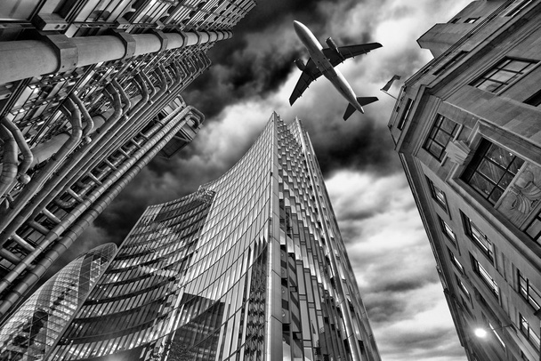  A jet plane flying over the city - Foto, Imagem