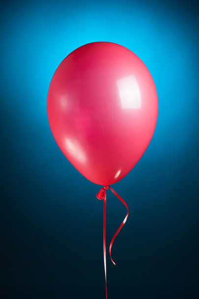 お祝いの赤い気球 - 写真・画像