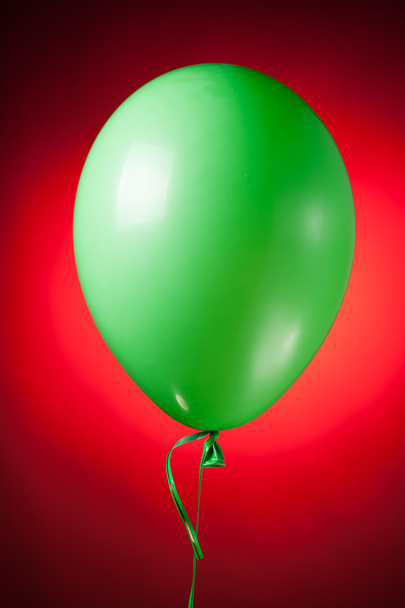 feestelijke groene luchtballon - Foto, afbeelding
