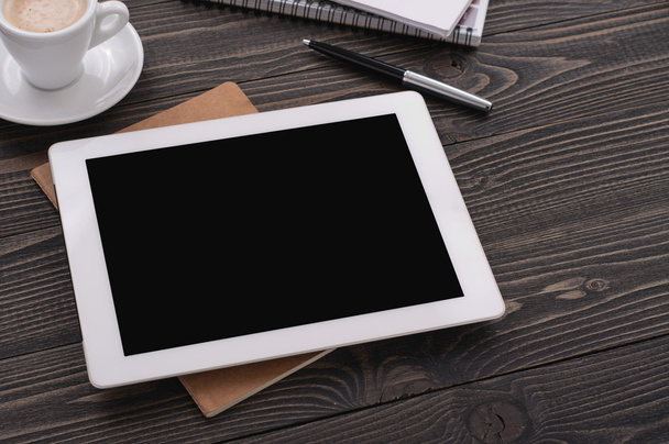 Lugar de trabajo con tableta blanca con pantalla en blanco
 - Foto, Imagen