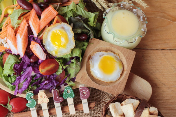 Friss salátával, tojás, finom öntettel - Fotó, kép