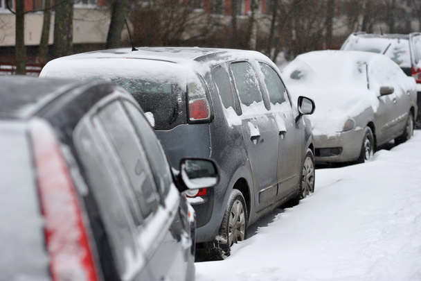 sneeuw bedekte auto's. sneeuw heeft het overladen van de sneeuw machine - Foto, afbeelding