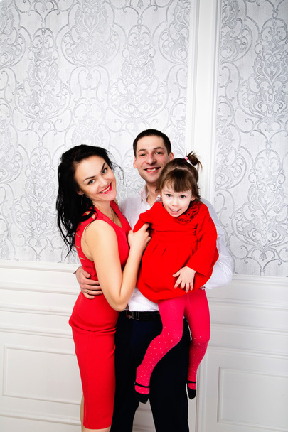 glückliche elegante Familie mit Baby-Mädchen im Studio - Foto, Bild