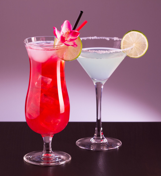 Tropical cocktails garnished with  lime slice - Φωτογραφία, εικόνα