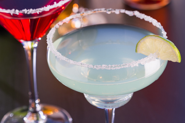 Trooppinen cocktail koristeltu lime siivu
 - Valokuva, kuva