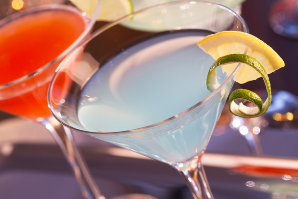 Tropical cocktails in martini glass on tray - Φωτογραφία, εικόνα