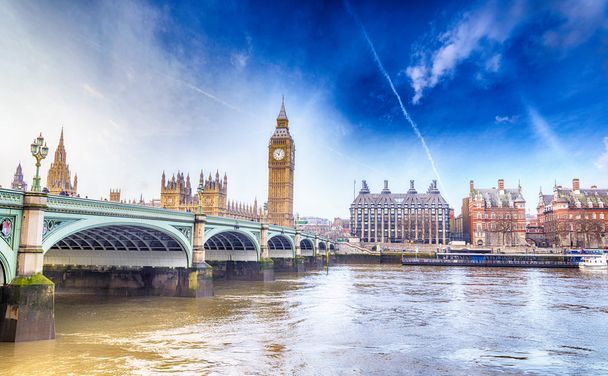 Big Ben και κτίρια του Κοινοβουλίου με γέφυρα και thames river στο - Φωτογραφία, εικόνα