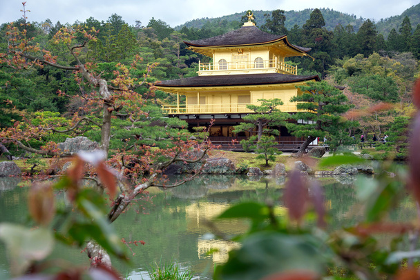 Templo de Kinkakuji na estação de primavera - o famoso Pavilhão de Ouro em Kyoto, Japão
. - Foto, Imagem
