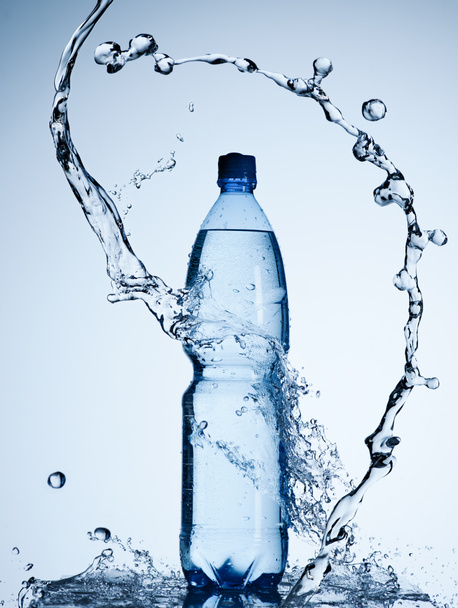 woda dostanie się wokół butelki z tworzyw sztucznych - Zdjęcie, obraz