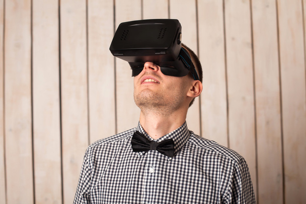 Uomo in VR occhiali - Foto, immagini