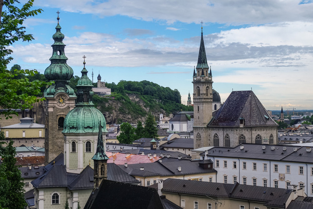 Widok na zabytkowe miasta Salzburg w pochmurna pogoda,  - Zdjęcie, obraz
