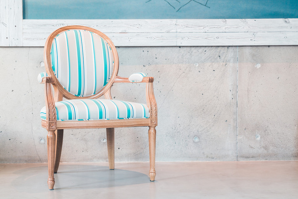 ξύλινη καρέκλα στο σαλόνι - Φωτογραφία, εικόνα