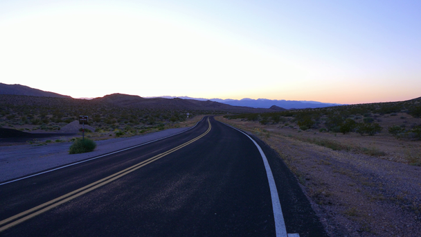 Üres út Arizona-sivatagban. - Felvétel, videó