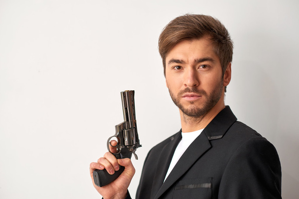 handsome man holding a gun - Foto, Imagem