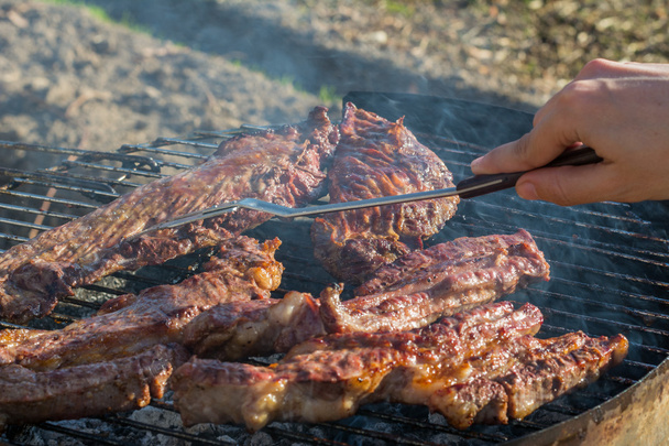 Primo piano di cottura della carne nel barbecue all'aperto
 - Foto, immagini