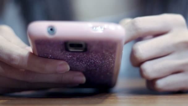 Pehmeä keskittynyt tytön kädet selailu älypuhelin
 - Materiaali, video