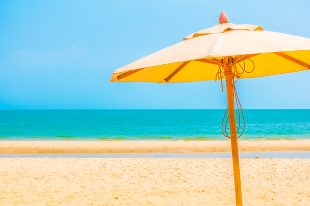 Ombrellone sulla spiaggia con bellissimo mare tropicale
 - Foto, immagini