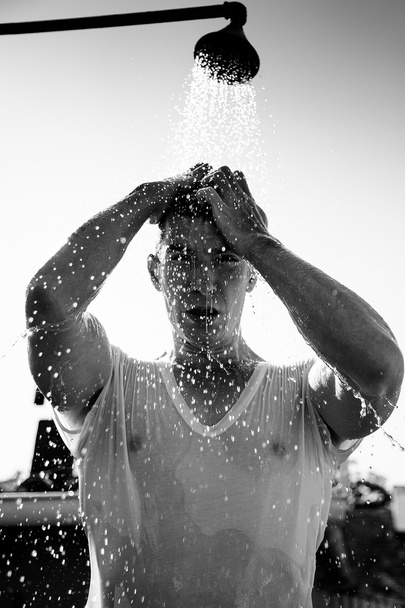Männer duschen draußen - Foto, Bild