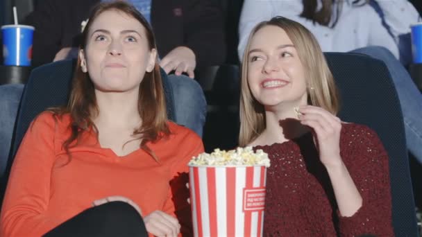 Gli adolescenti sono masticati popcorn con soda e godono di film
 - Filmati, video