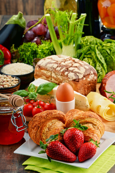 Composição com variedade de produtos alimentares orgânicos
 - Foto, Imagem