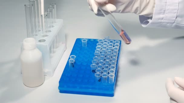 Technicien de laboratoire scientifique effectue une analyse chimique
 - Séquence, vidéo