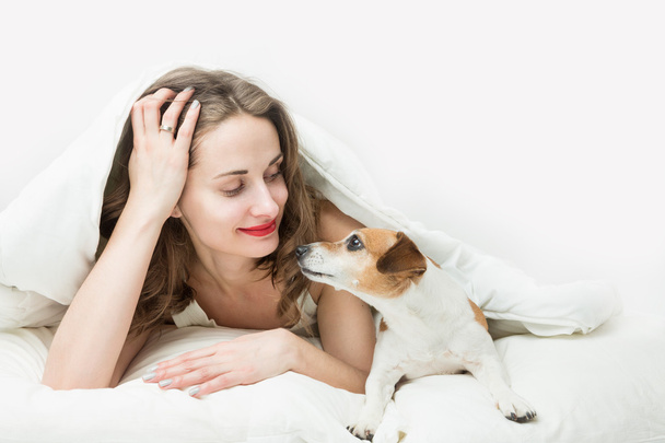 Sleep with a pet in the bed - Foto, Bild