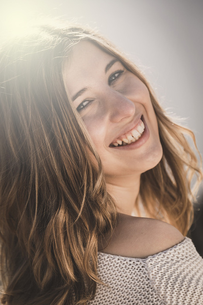 mooie jonge vrouw glimlachen - Foto, afbeelding