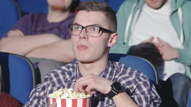 男が映画館で Shh のジェスチャーを示しています - 映像、動画