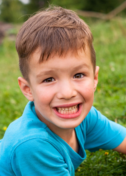 Sonriente niño al aire libre
 - Foto, imagen