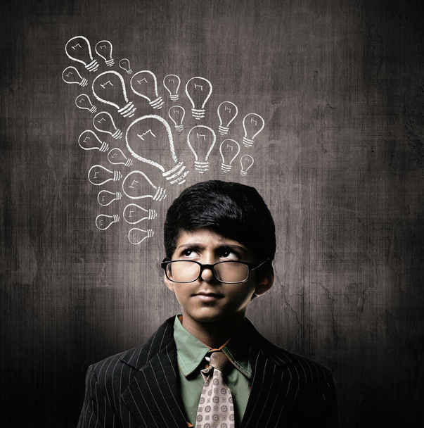 Genius Little Boy Usando gafas, Pensando Ideas Bulbo
 - Foto, Imagen