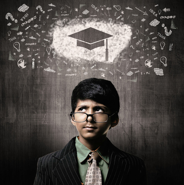 Genius Little Boy con gafas, Pensando en el casquillo de graduación
 - Foto, imagen