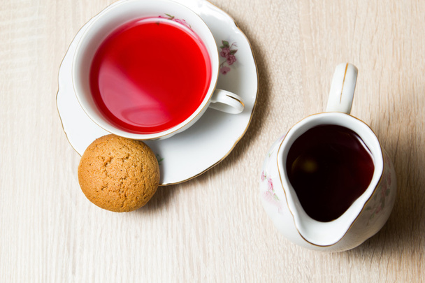 šálek čaje a sušenek na dřevěném stole - Fotografie, Obrázek