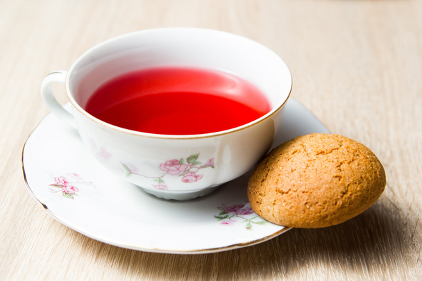 Tasse Tee und Kekse auf Holztisch - Foto, Bild
