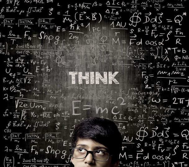 Denken. Halbgesicht Genie Junge denkt mit Brille Kreidetafel - Foto, Bild