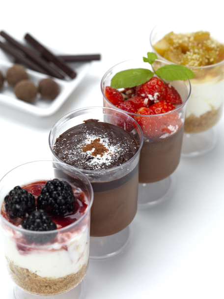 vier desserts in een rij - Foto, afbeelding