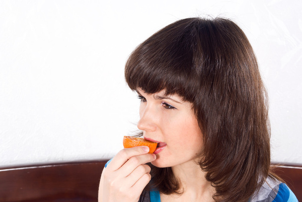 Girl eats mandarins - Foto, Bild