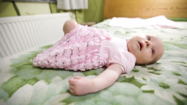 Μαμά θέση φόρεμα για κοριτσάκι το μωρό - Πλάνα, βίντεο