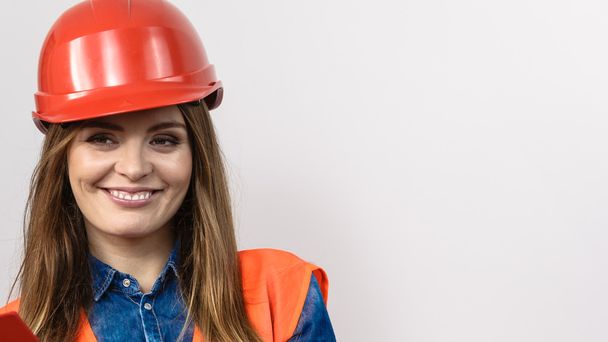Жінка-інженер будівельник в шоломі
. - Фото, зображення