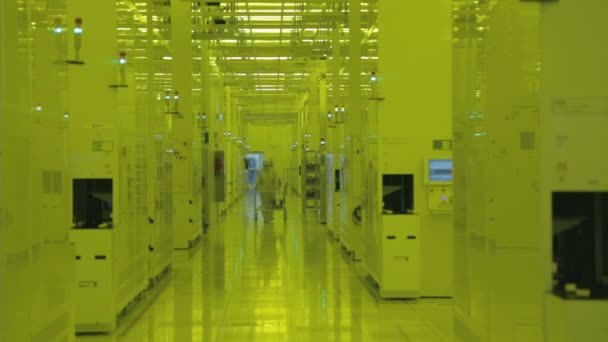 Trabajadores con trajes limpios en una planta de fabricación de semiconductores
 - Metraje, vídeo