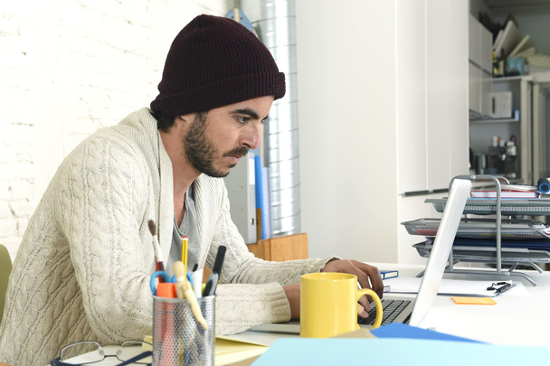 модный бизнесмен в прохладной хипстерской шапочке с кофе работает занят в современном домашнем офисе с вычислительной
 - Фото, изображение